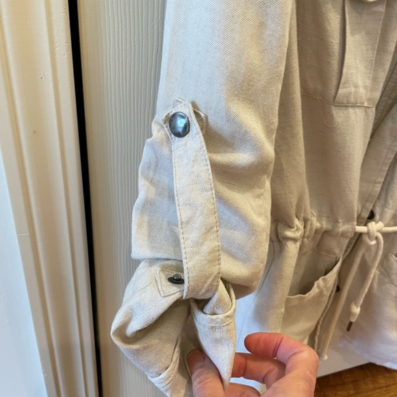 light taupe/cream colored summer linen jacket. Sleeves adjustable with snaps. - Picture 2 of 6